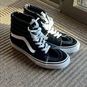 Vans Black and White High-Tops Women’s size 7, Men’s size 5.5 LIKE NEW